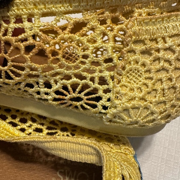 Women’s Summer Ready Yellow Lace TOMS Size 9 Fast Shipping - Picture 4 of 8